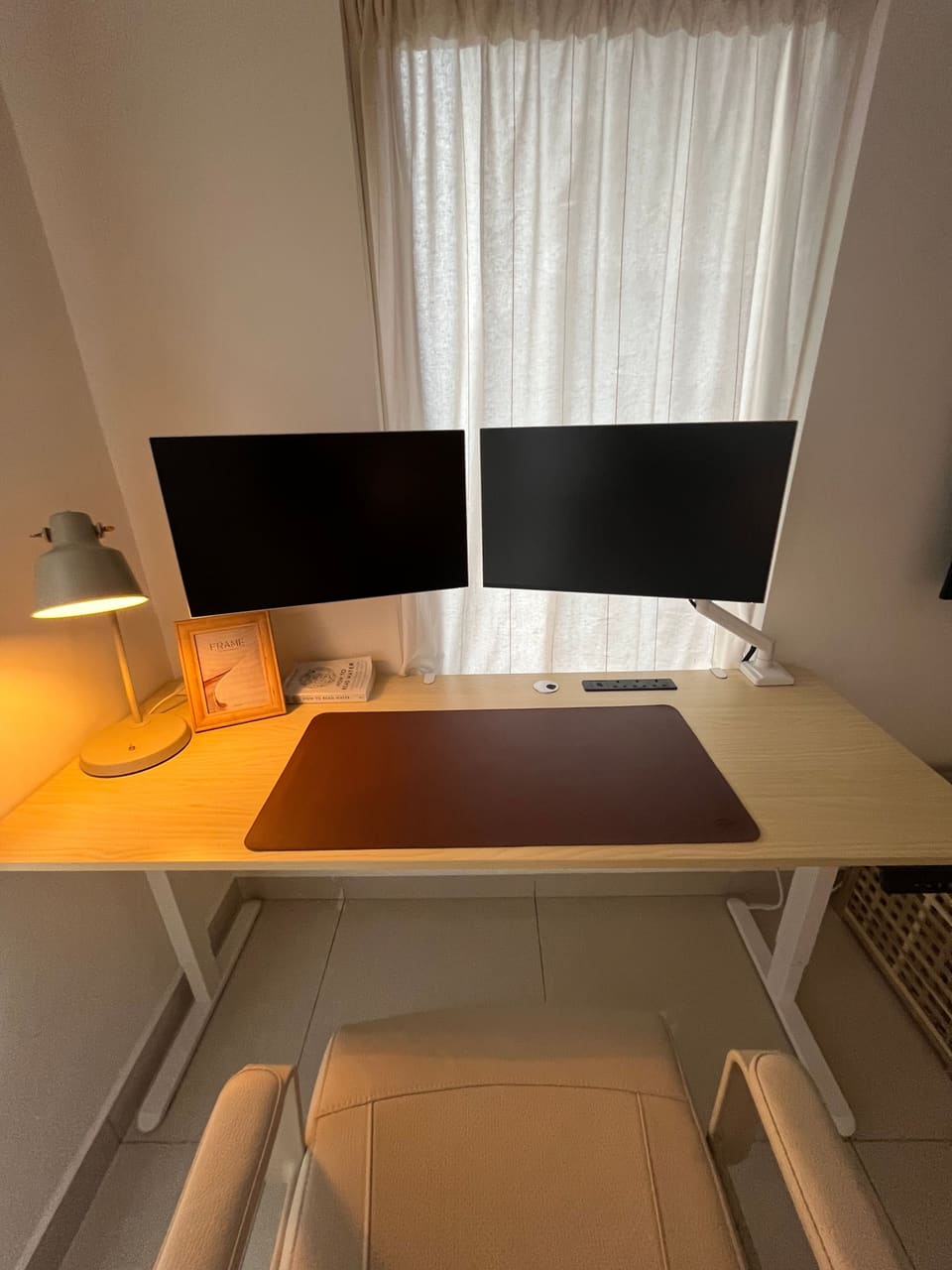 Front view of the 160 cm desk with two monitors and a large desk mat